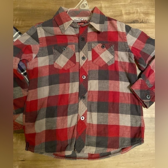 𝅺lot of 2 Boys Size 4 button up shirts - Picture 5 of 5
